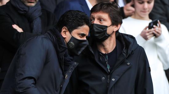 Nasser Al Khelaifi (izquierda) y Leonardo (derecha) conversan en el partido entre el PSG y el Burdeos, el 13 de marzo de 2022, en París. 