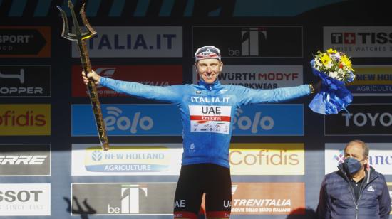 Tadej Pogacar festejando el título de campeón de la Tirreno-Adriático, el 13 de marzo de 2022.