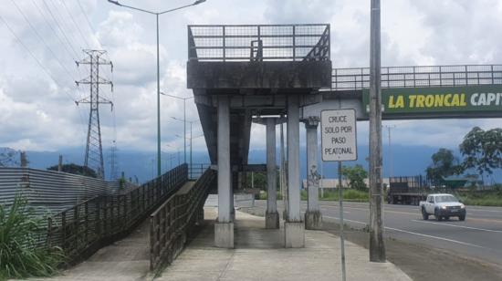 El cuerpo de un hombre apareció colgado, la madrugada del 15 de marzo de 2022, en el puente peatonal del sector del redondel del ingenio, en La Troncal, provincia de Cañar.