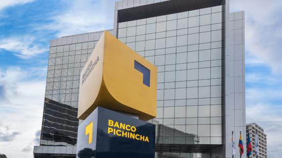 Imagen referencial de la fachada de las oficinas de Banco Pichincha, en Quito, en 2022.