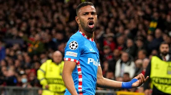 Renan Lodi, del Atlético Madrid, celebrando su gol ante el Manchester United, en Old Trafford, el 15 de marzo de 2022.