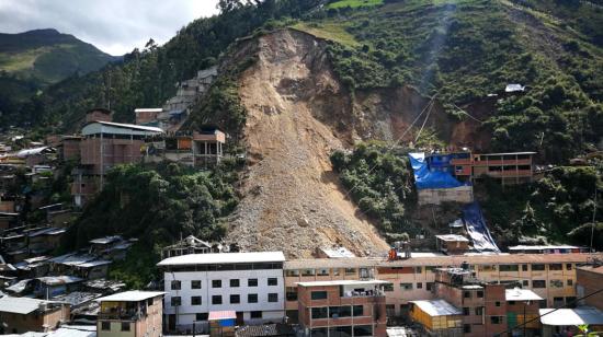 Vista general del deslizamiento de tierra, registrado la tarde del 15 de marzo de 2022, en la zona de minera Pataz, Perú. 