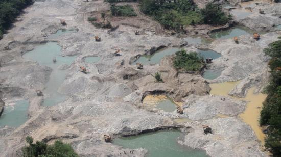 Una vista panorámica de la minería ilegal en la comunidad Yutzupino, en Napo, el 15 febrero de 2022.