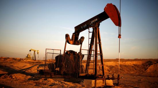 Una máquina de bombeo de petróleo en Bakersfield, California, en 2014.