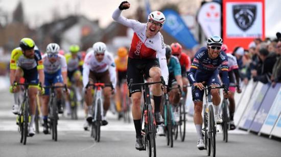 Max Walscheid celebra su victoria en el Gran Premio de Denain, el jueves 17 de marzo de 2022.