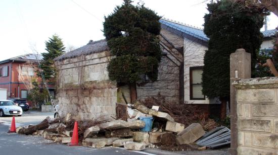 Una pared se derrumbó frente a una casa en Soma, prefectura de Fukushima, tras el terremoto en Japón, el 16 de marzo de 2022.