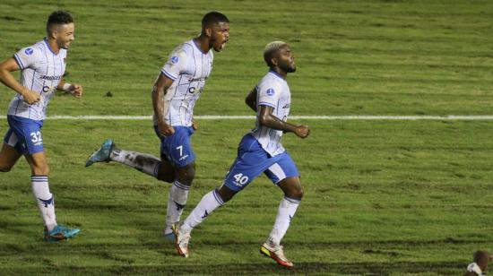 Jugadores de 9 de Octubre, celebrando en el partido ante Delfín, en Guayaquil, el 17 de marzo de 2022.