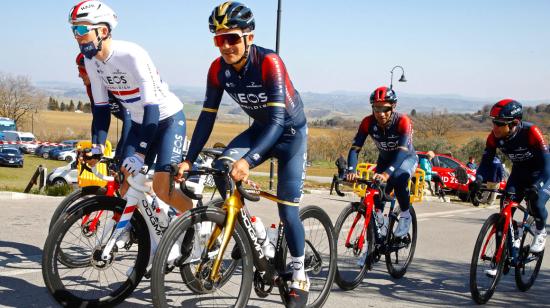 Richard Carapaz con sus compañeros del Ineos, durante la Tirreno-Adriático, el 9 de marzo de 2022. 