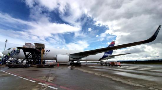 Un avión de Latam con carga en el Aeropuerto Internacional Mariscal Sucre, en Quito, en abril de 2020.