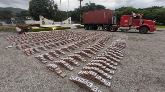 La Policía decomisó tres toneladas de droga de un vehículo pesado que transportaba el alcaloide en un contenedor, en Guayaquil, el 18 de marzo de 2022.