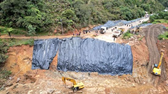 Maquinaria limpia el material que obstaculiza el paso en el sector San Lucas de la vía Cuenca -Loja, el 15 de marzo de 2022.