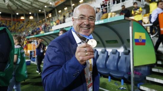 Jorge Célico muestra la medalla de bronce, después de ganarle a Italia el partido por el tercer lugar en el Mundial Sub 20 de Polonia, el 14 de junio de 2019. 