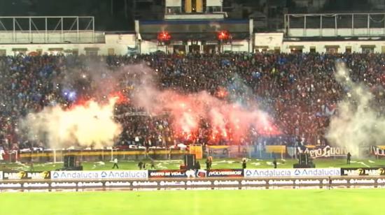 Los hinchas de Deportivo Quito reciben al equipo en la Noche Azul Grana, el 18 de marzo de 2022.