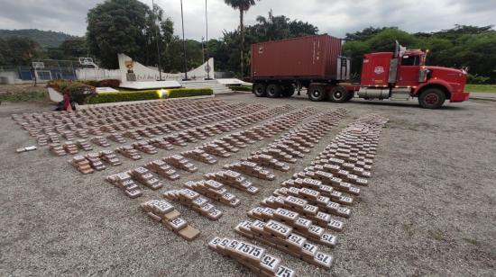 La Policía decomisó 75 sacos de yute con casi tres toneladas de cocaína en Guayaquil, el 18 de marzo de 2022.