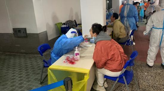 Un trabajador de la salud toma una prueba PCR a un ciudadano en Shanghái, China, el 18 de marzo de 2022.