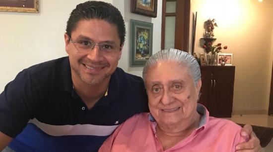 Alfredo Pinoargote Cevallos (derecha) junto a su hijo, también comunicador, en Guayaquil, el 17 de junio de 2018.