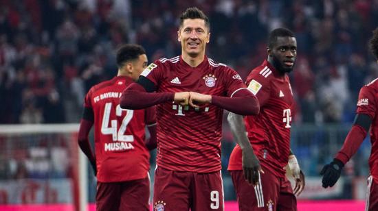 El delantero polaco, Robert Lewandowski, festeja uno de sus goles anotados frente al Unión Berlín, el 19 de marzo de 2022.