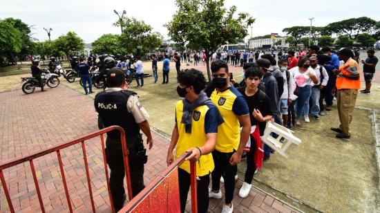 Hinchas haciendo fila para comprar entradas para el Ecuador-Argentina, el 14 de marzo en Guayaquil.