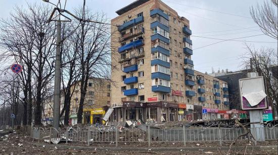 Un edificio residencial dañado por los bombardeos rusos en la ciudad de Mariúpol, asediada desde hace tres semanas, el 19 de marzo de 2022.