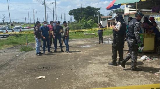 Personal de la Policía y Criminalística en el lugar de la explosión frente a la cárcel de Guayaquil, el 20 de marzo de 2022.