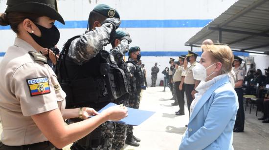 Miembros de la Policía Nacional y la ministra de Gobierno, Alexandra Vela, en un evento en Quito, en octubre de 2021.