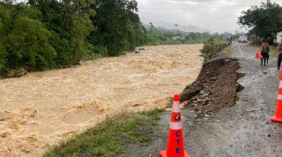 Personal de la Comisión de Tránsito del Ecuador presta su contingente por la creciente del caudal del río Caluma, el 10 de marzo de 2022.