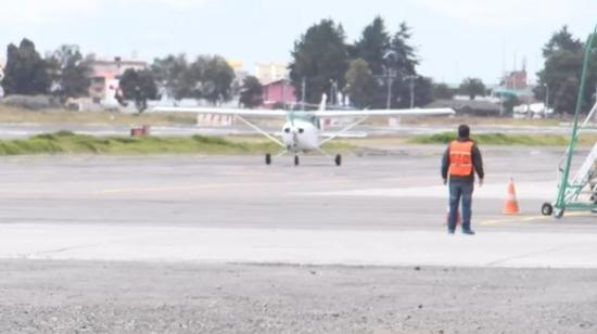 Avionetas privadas en la pista del aeropuerto de Cotopaxi, en febrero de 2022.