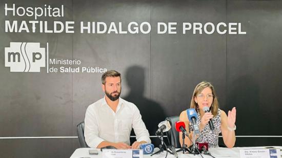 Ximena Garzón, ministra de Salud, junto con el gobernador del Guayas, Pablo Arosemena, en rueda de prensa en la maternidad del Guasmo, sur de Guayaquil, el 21 de marzo de 2022.