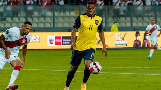 Michael Estrada, de Ecuador, maneja una pelota en el partido ante Perú, en Lima, el 1 de febrero de 2022.