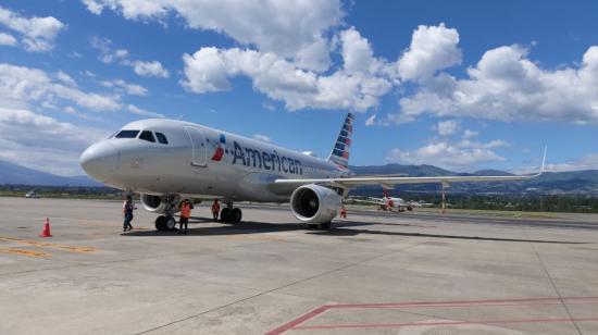 Un avión de la aerolínea American Airlines, en el Aeropuerto Internacional Mariscal Sucre, en Quito, en junio de 2020.