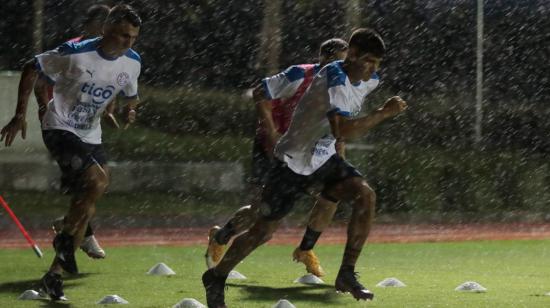 Los jugadores paraguayos entrenan bajo una intensa lluvia el martes 22 de marzo, en Asunción.