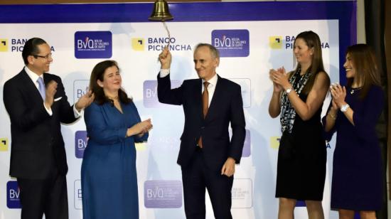 Campanazo de la BVQ por la emisión de bonos de género de Banco Pichincha, en Quito, el 23 de marzo de 2022.