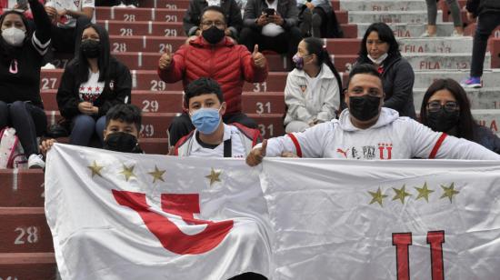 Los hinchas de Liga de Quito en el estadio Rodrigo Paz Delgado antes de la Noche Blanca 2022.