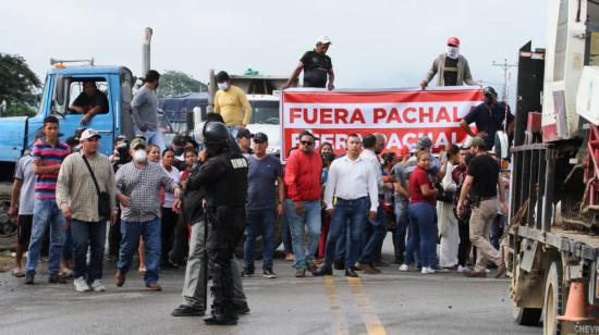 El Pueblo Montuvio del Ecuador y representantes de Taura y Naranjal cerraron un tramo de la Vía Guayaquil-Naranjal como medida de protesta contra Luis Pachala, secretario de Gestión y Desarrollo de Pueblos y Nacionalidades, el 24 de marzo de 2022.