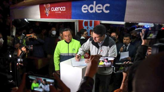 El alcalde de Cuenca, Pedro Palacios, firma el contrato para la construcción de un intercambiador de tránsito en el norte de Cuenca, el jueves 17 de marzo. 