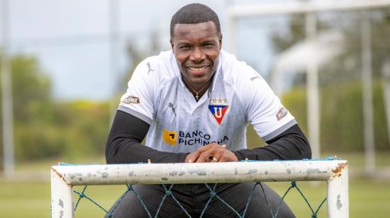 Carlos Tenorio sonríe con la camiseta de Liga de Quito en una entrevista con PRIMICIAS, en marzo de 2022.