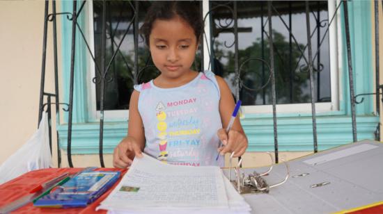 Arlett Arriaga, de 8 años, espera que abran su escuela unidocente para retornar a clases semipresenciales, en el recinto Los Guachapelices, Guayas, 7 de junio de 2021.