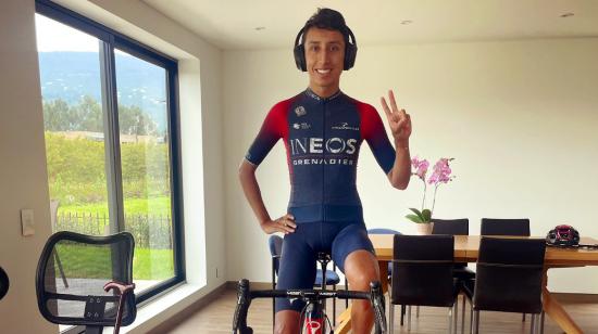 Egan Bernal sonríe subido a una bicicleta estática, el 12 de marzo de 2022, en Colombia