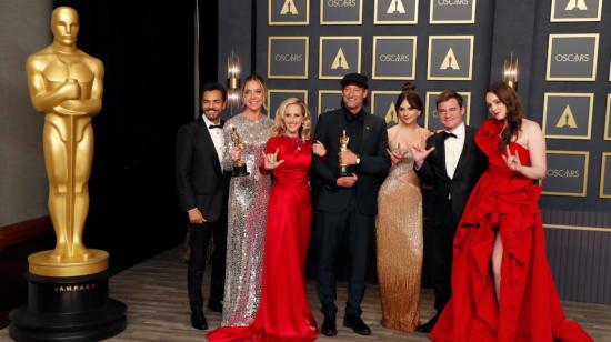 Parte del elenco de "CODA", la película que ganó tres premios Óscar, la noche del 27 de marzo de 2022.