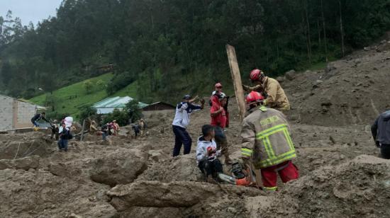 Bomberos ayudan a los pobladores de sector de Sayausí, en la salida noroeste de Cuenca, por el deslave ocurrido la tarde y noche del 27 de marzo de 2022.