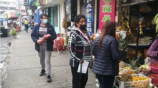 Ciudadanos recorren la calle Moro Moro, en el sur de Quito.