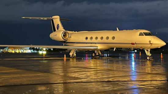 El avión Gulfstream V de propiedad de Lionel Messi, estacionado en el aeropuerto José Joaquín de Olmedo, en Guayaquil, el martes 29 de marzo de 2022. 