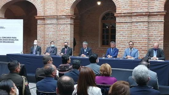 Autoridades de distintas instituciones participan en la presentación del concurso para jueces de la Unidad Especializada en Delitos de Corrupción y Crimen Organizado, en Quito, el 29 de marzo de 2022.