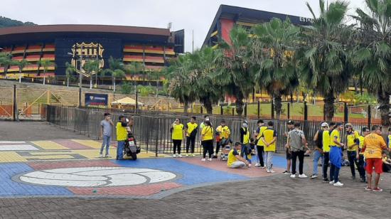 Algunos hinchas de Ecuador ya se apostan en los exteriores del estadio Monumental, cuyas puertas se abrirán a las 14:30 del 29 de marzo de 2022. El operativo de tránsito está en marcha.