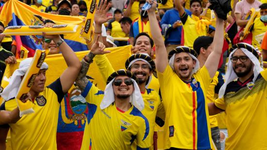 Aficionados ecuatorianos con distintivos de Qatar previo al encuentro Ecuador-Argentina, en el Estadio Banco Pichincha.