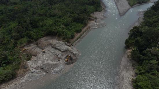 Una panorámica de las piscinas artificiales creadas para lavar oro en Yutzupino, en la provincia de Napo, el 13 de febrero de 2022.