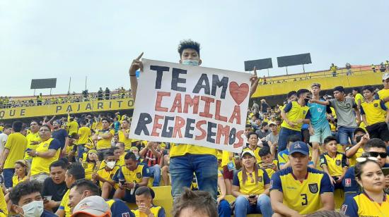 Cartel de un aficionado en el partido de fútbol entre Ecuador y Argentina.