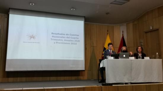 Conferencia de prensa en el Banco Central, en Quito, el 31 de marzo de 2022.