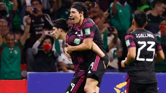 Raúl Jiménez de México celebra un gol convertido frente a El Salvador, el 30 de marzo de 2022.