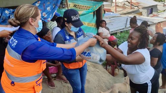 El Gobierno entrega ayuda humanitaria a los perjudicados por el sismo en Esmeraldas, específicamente del barrio Vista al mar, el 30 de marzo de 2022.